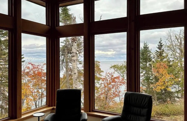 Birch Bluffs, modern eco friendly house, 5 minutes from Lutsen Mountain.