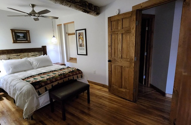 Birch Suite at Colden Lodge A Cozy Private 1Br Suite With Hot Tub on Lake Flower