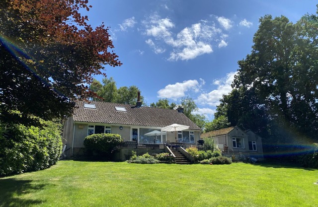 BIRCHCROFT HIDEAWAY, pet friendly, with hot tub in Ferndown