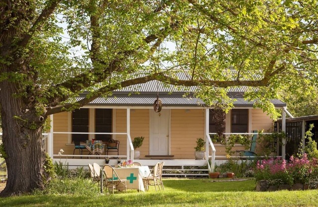 BIRD HOUSE - A ROMANTIC SHACK ON THE EDGE OF PIPER ST