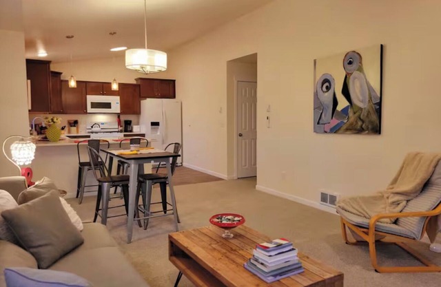 Birdsnest Rest Downtown Redmond OR! Walk to restaurants, breweries and shopping!