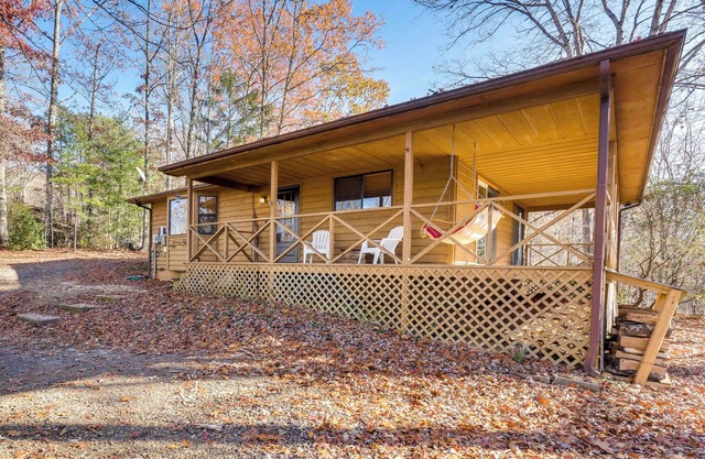 Birdwatching, Board Games & BBQs: Cabin in Murphy!