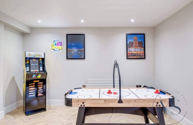 Birmingham 4BR Penthouse – Wi-Fi + Games