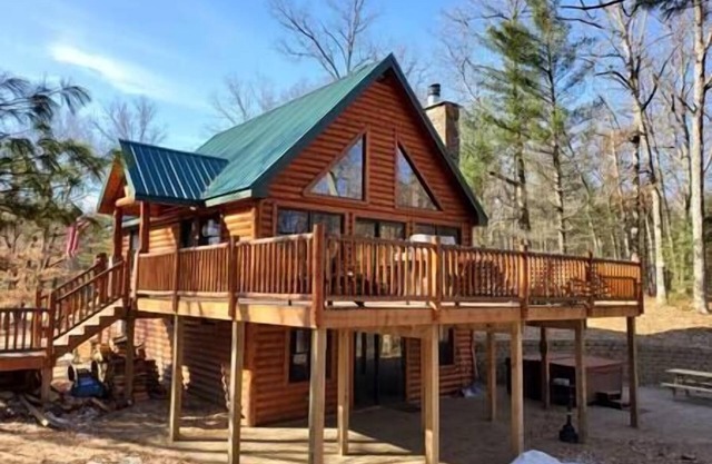 Black Bear Cabin-Hot tub, Pet friendly, Riverfront