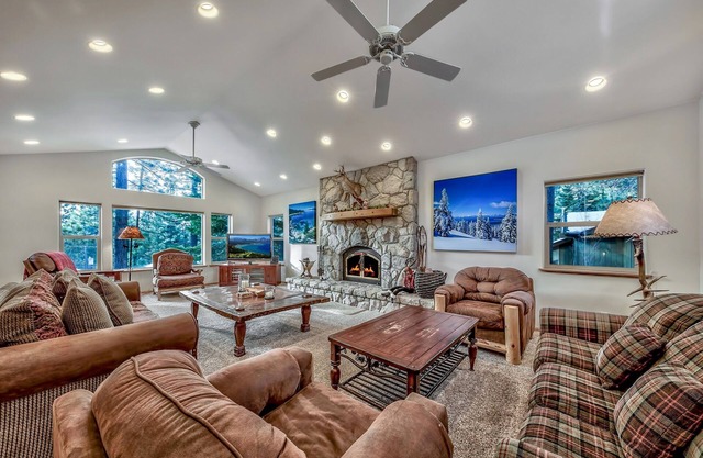 Black Bear Villa - large 4 BR, 4 BA, hot tub, incredible game room for kids
