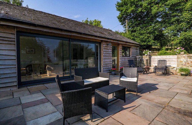 BLACK CAT BACH, family friendly, with a garden in Gilwern