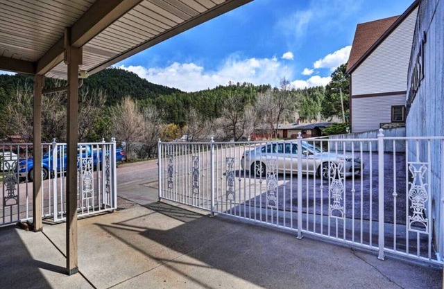 Black Hills Haven | Pine Peak – Unit 1 · A Vensérra Retreat near Mount Rushmore