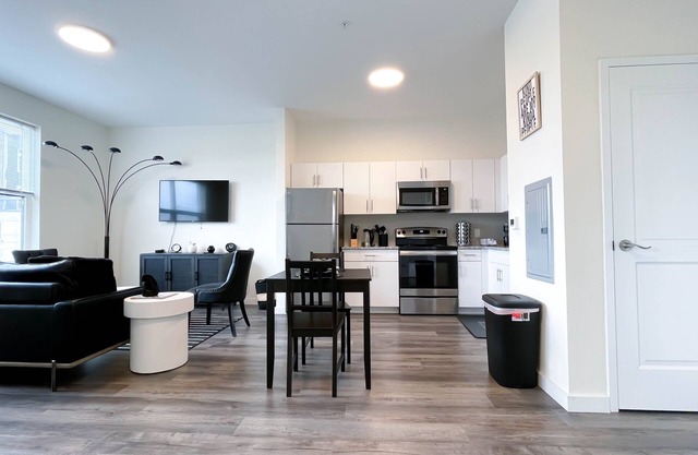 ★Black & White Themed| 1BD/1BA|Parking★