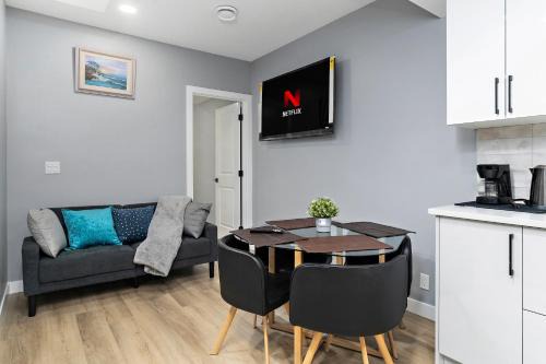 Blissful Nest - Cozy, Classy 2 Bedroom Private Suite Netflix, free Parking, 20 minutes to West Edmonton Mall and Airport