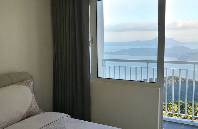 Blowing in the Wind Taal Lake View - 1 Bedroom Corner Apartment with Balcony
