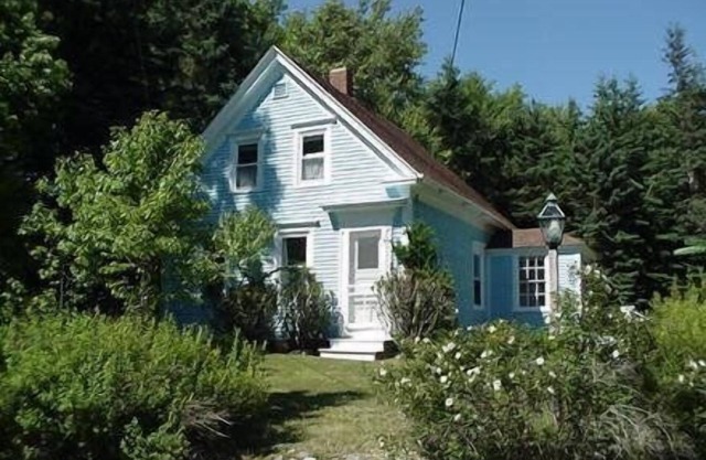 Blue House - Private Location