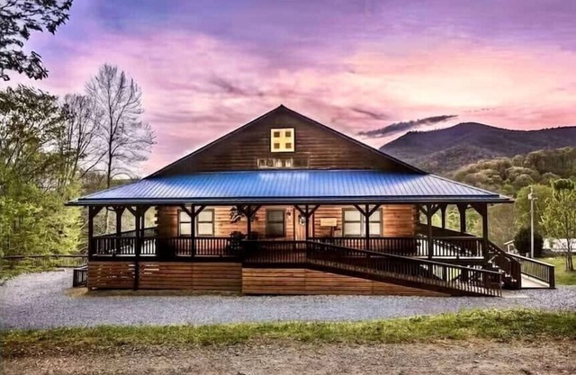 Blue Moon Lodge: Reconnect with Family and Friends with Room to Spread Out!