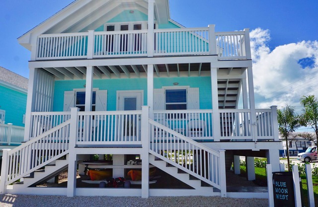 Blue Moon West - Steps from the Beautiful Beach!