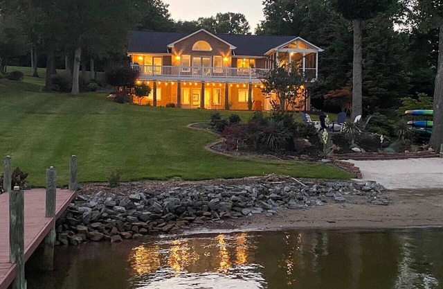 Blue Ridge Beach - Sleeps 10, screened-in porch, fantastic views.