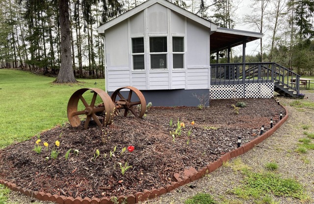 Blue Spruce Meadow: Comfortable, Private, Cozy and just 7 miles from 2 beaches