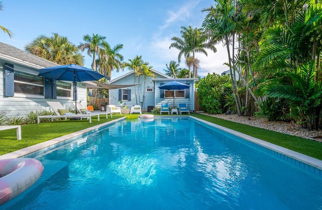 Blue Water Bungalow - Chic Palm Beach Vibes
