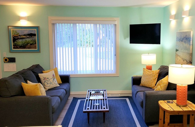 Blueberry Cotg, Saugatuck. Walk downtown. Clean, crisp, colorful, convenient.