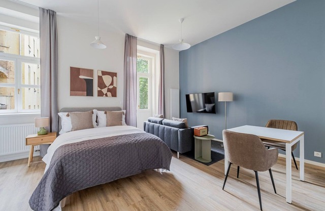 Blueground | Holešovice, balcony, nr Vltava (PRG-48)