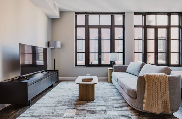 Blueground | Mt Vernon, pool & w/d, nr Chinatown