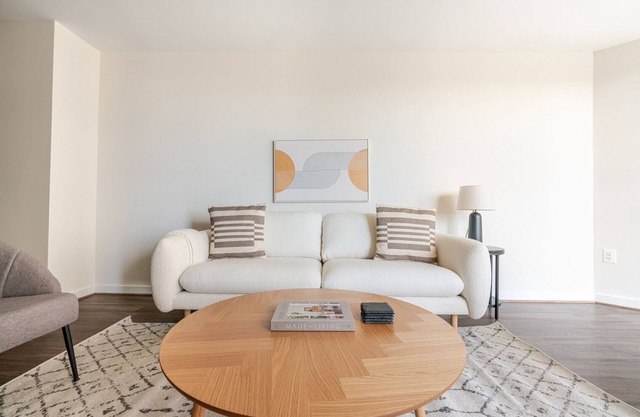 Blueground | Virginia Sq, pool & w/d, nr parks