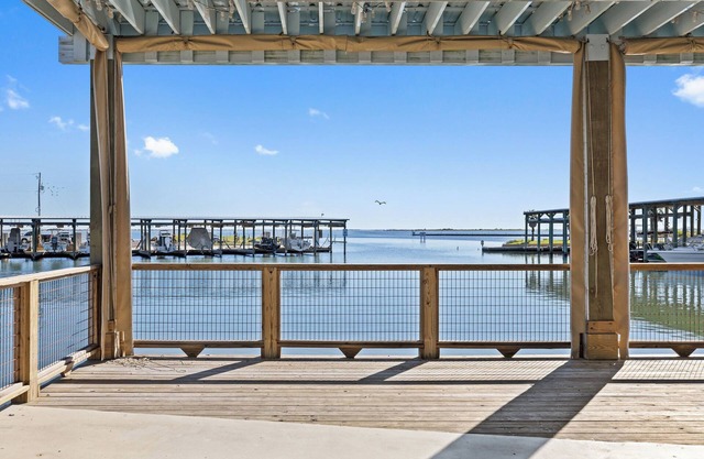 Bluff's Landing Lodge