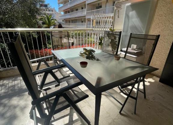 BNB RENTING spacious 1 bedroom apartment in Antibes center with a parking