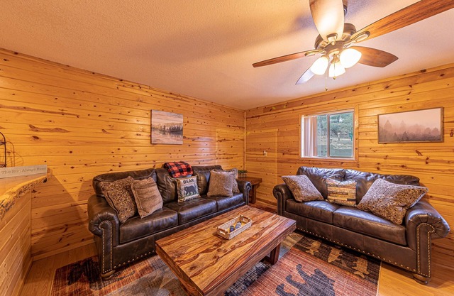 Bobcat Bunkhouse Cabin KING bed, WIFI, deck, full kitchen & BBQ-washer & dryer