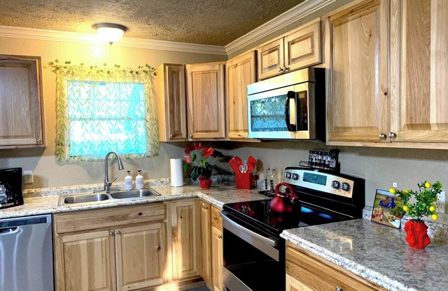 Bohemian Cottage 8 guests, 5 beds, King Queen, Fast WiFi, RV Parking, Long Stay!
