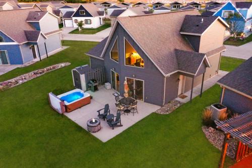 BOHO Bungalow on the Pond w/Hot Tub