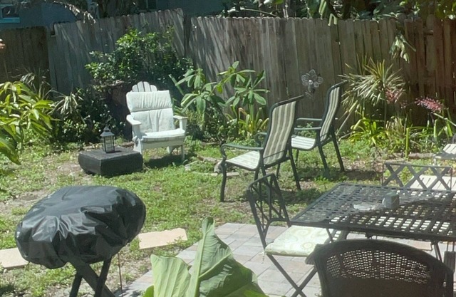 Boho Chic 1BR apt with hot tub, yard and BBQ near beach & downtown St. Pete