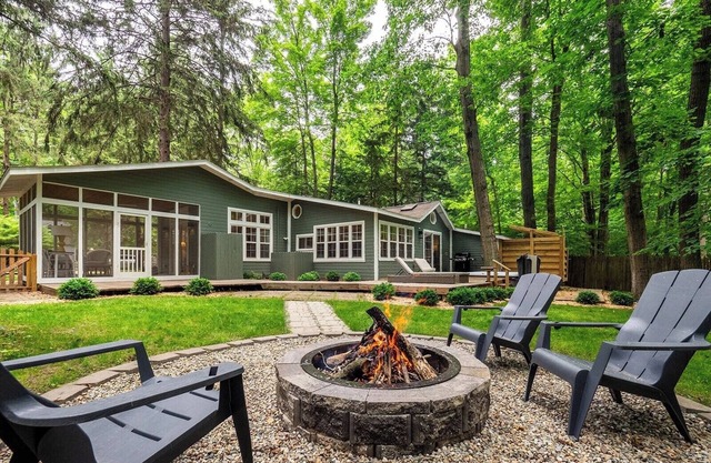 Boho Cottage in the woods with tranquil sun room!