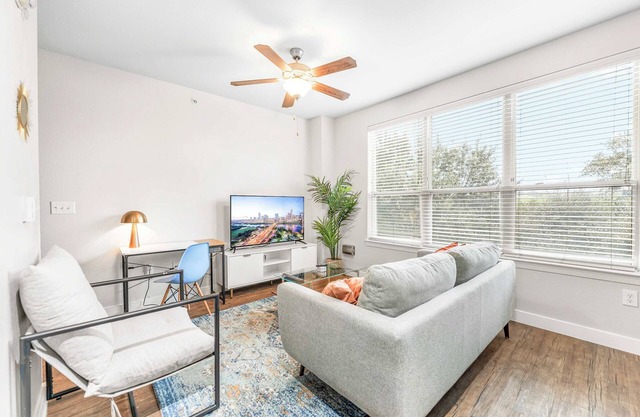 Boho SoCo 1BR Queen Suite w/GymPickleballLaundry