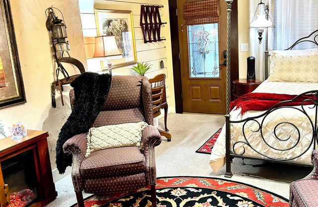 BoisD’Arc Bungalow and Suites - private Studio Type Suite - queen bed