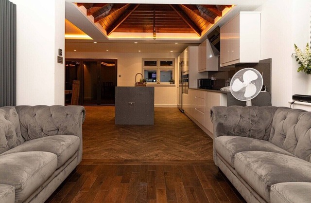 Bonneville House, Private Jacuzzi Modern Interior
