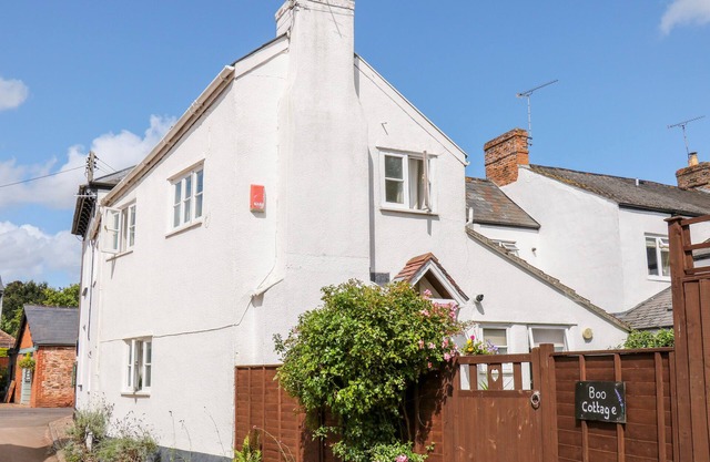 BOO COTTAGE, with open fire in Taunton