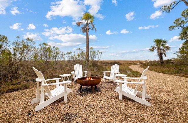Book Now for Summer! Bay-side Bungalow! Firepit! Screened-in Porch! Private Deck!