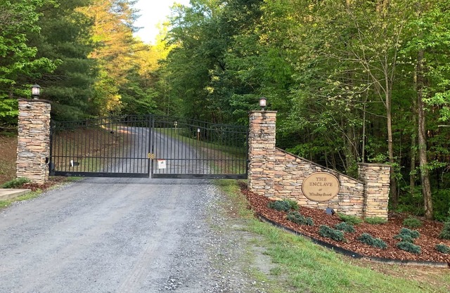 Book today; autumn leaves change soon WOODSIDE COTTAGE in Blue Ridge Mtns N.GA.