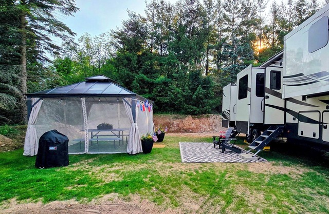 Book Your Adventure in this Ultra Comfy, Luxury RV on 10 Acres. Bring your Pup!