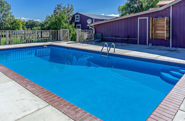 BookStayHop -Rellik Alpaca Suite. Pool, Hot Tub, Mountain Views & Outdoor Space!