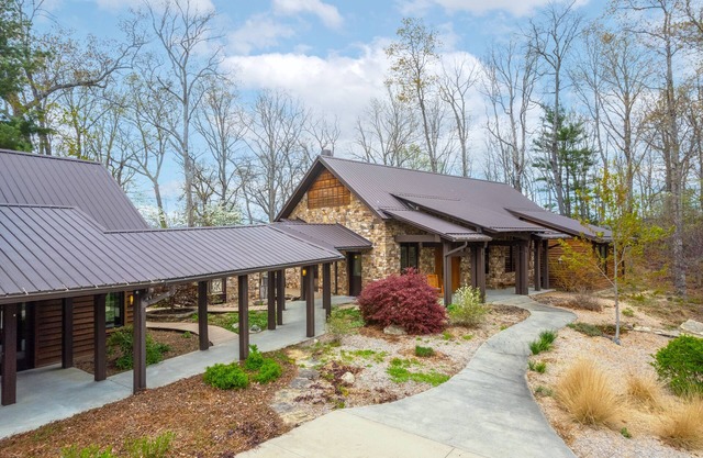 Borders DuPont- hot tub, game room, 27 acres, mountain views and more