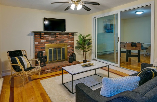 Boston Duplex w/Foosball Table: 11 Mi to Downtown
