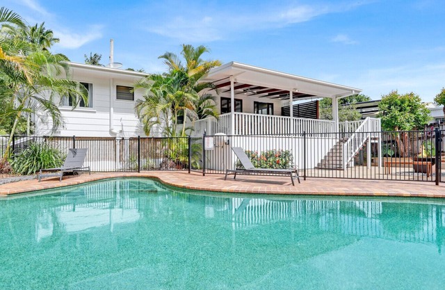 Botanica View – Spacious Edge Hill Home with Pool and Views