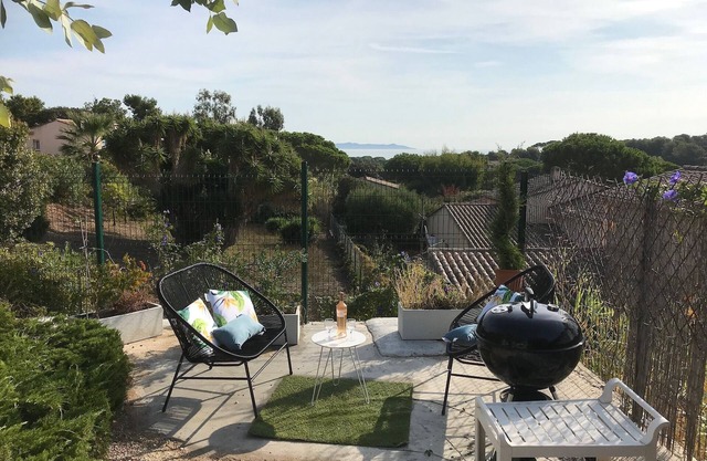 Bottom of villa with sea view terrace and 10 minutes walk from the sea.