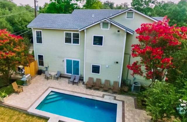 Bouldin Flat with pool 3 bedroom 2 bath 2K 2Q