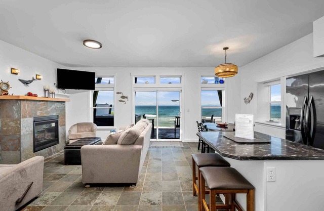 Boundless Ocean Views From Home and Hot Tub, Pet Friendly, Private Deck, Fireplace, Steps to Beach