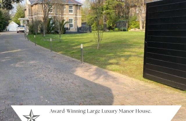 BOURNECOAST: AMAZING MANOR HOUSE WITH POOL/SPA NEAR BOURNEMOUTH CENTRE - HB8399