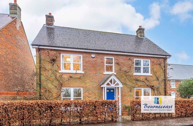 BOURNECOAST: Beautiful family home with garden and parking by the river - HB1522