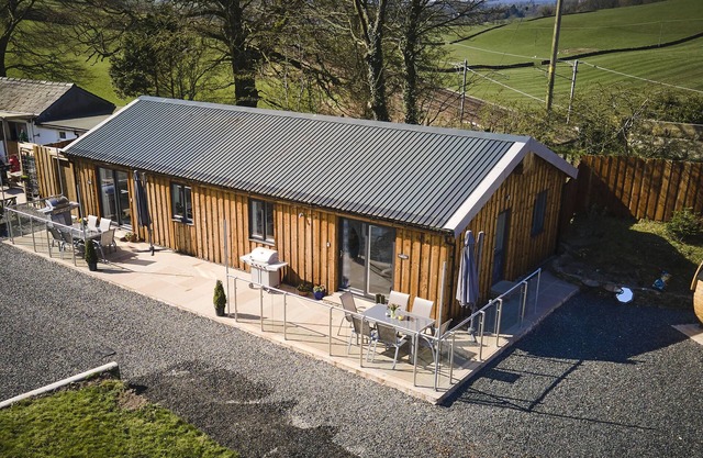 Bracken Barn, sleeps 8 with BBQ pit