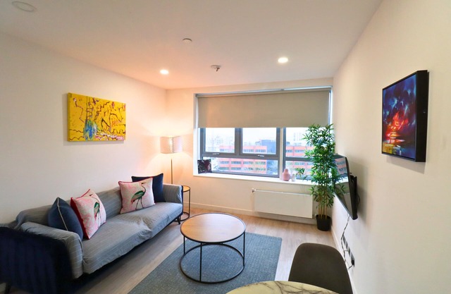 Bracknell: Spectacular, Dual Aspect, One Bed (One Bath) Apartment