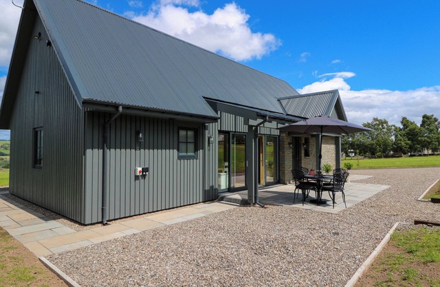 BRAMBLE COTTAGE, pet friendly, luxury holiday cottage in Dunkeld